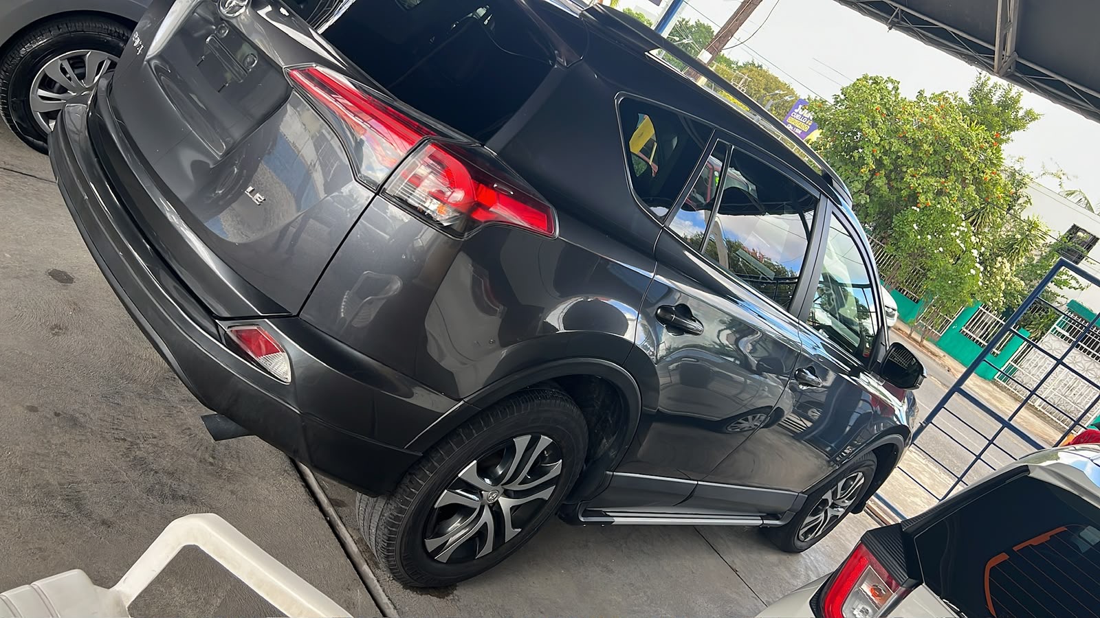 Toyota RAV4 LE · Gris