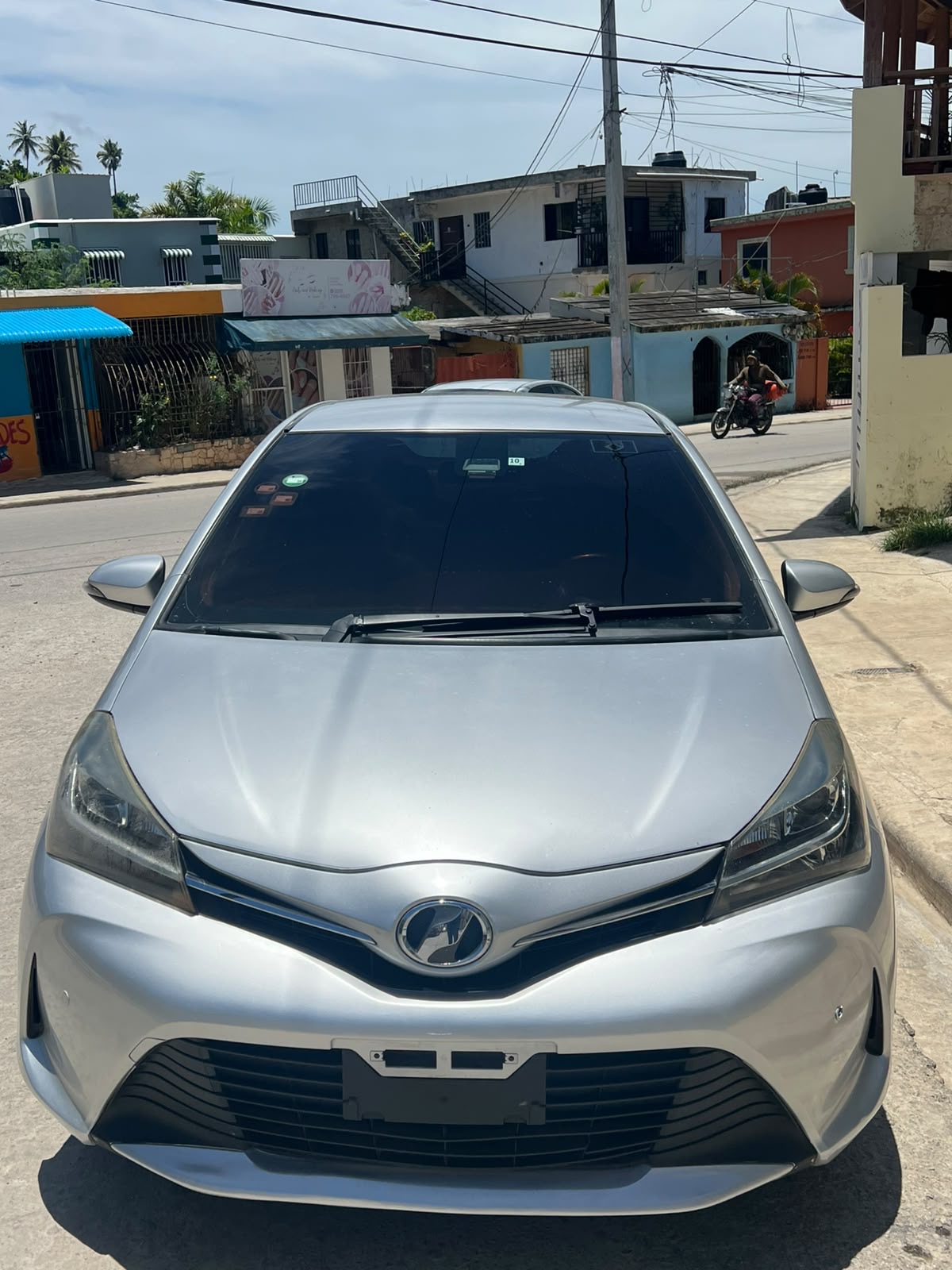 Toyota Vitz · Plata